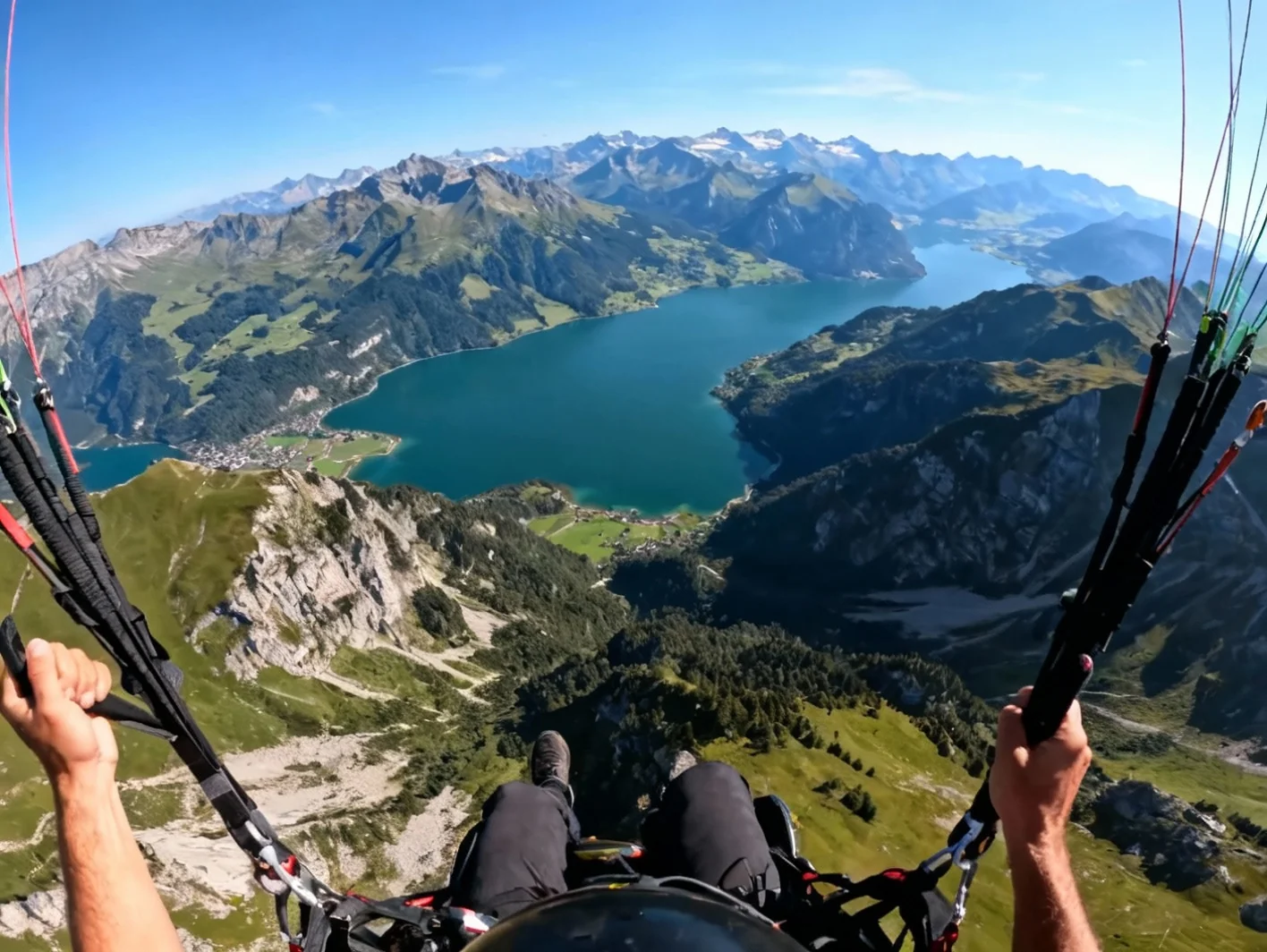 Vue aérienne spectaculaire depuis le parachute en chute libre