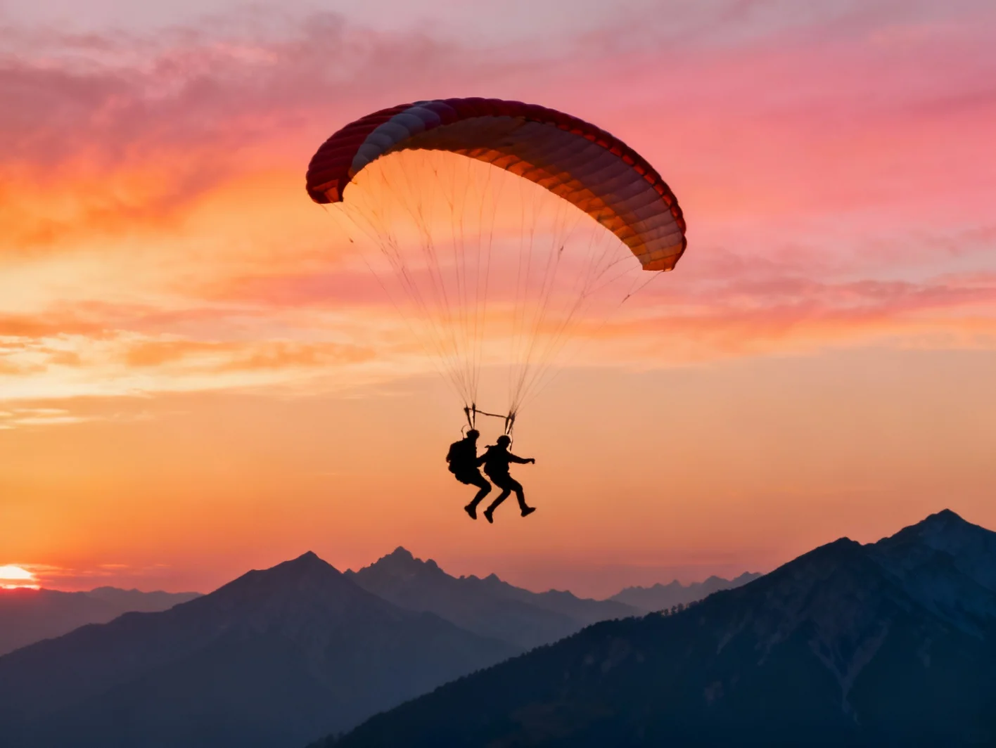 Saut en parachute au coucher du soleil