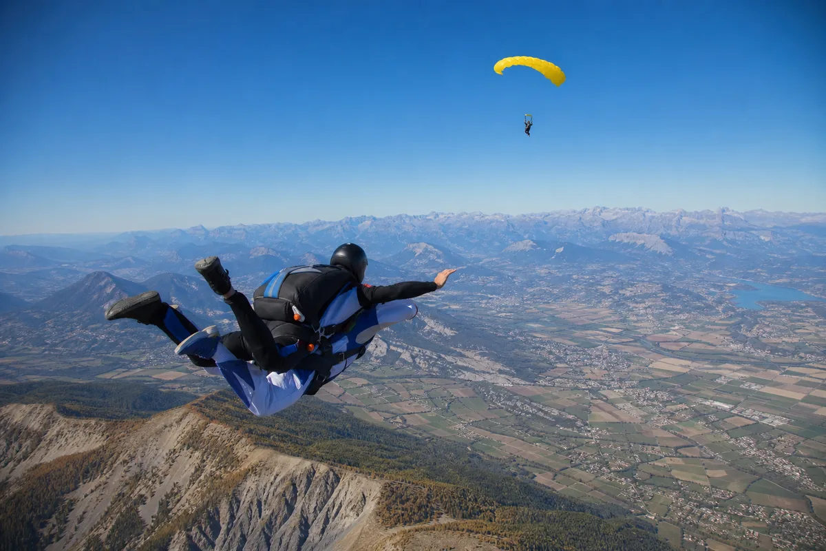 Chute libre en tandem avec vue dégagée sur le relief en contrebas
