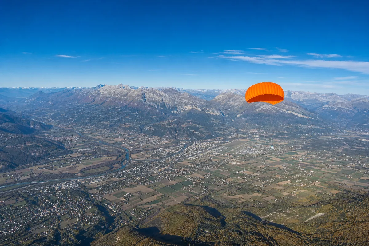 Vue aérienne d&rsquo;une vallée alpine depuis un avion de largage