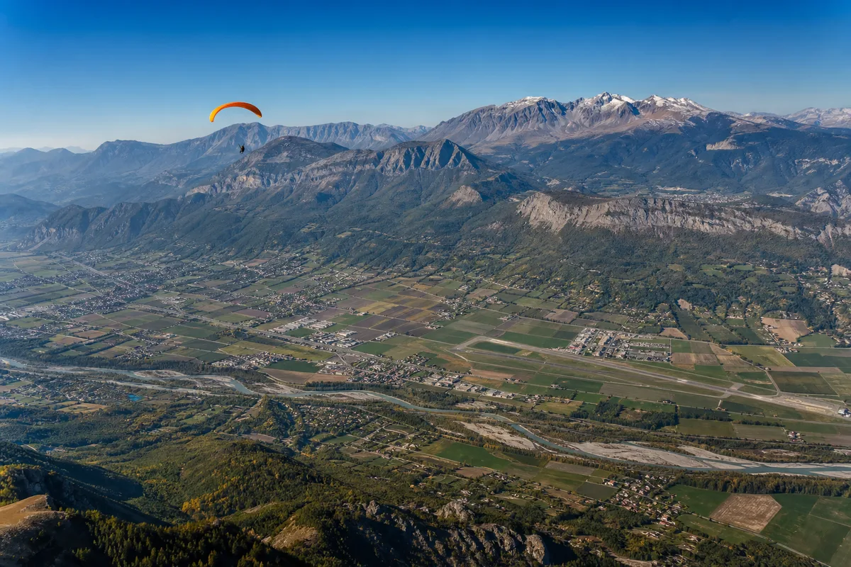 Vallée de la Durance vue du ciel avec les sommets alpins en arrière-plan