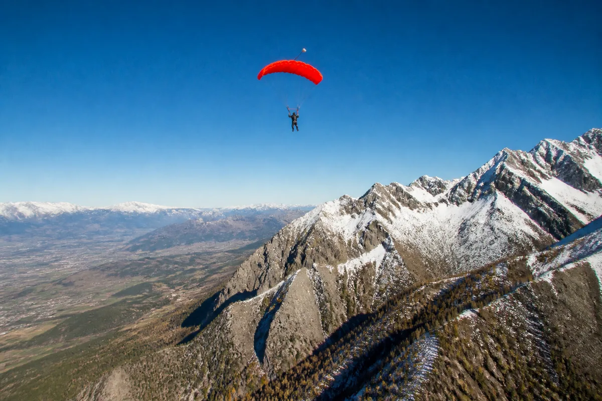 Massif enneigé des Hautes-Alpes vu depuis un avion en montée