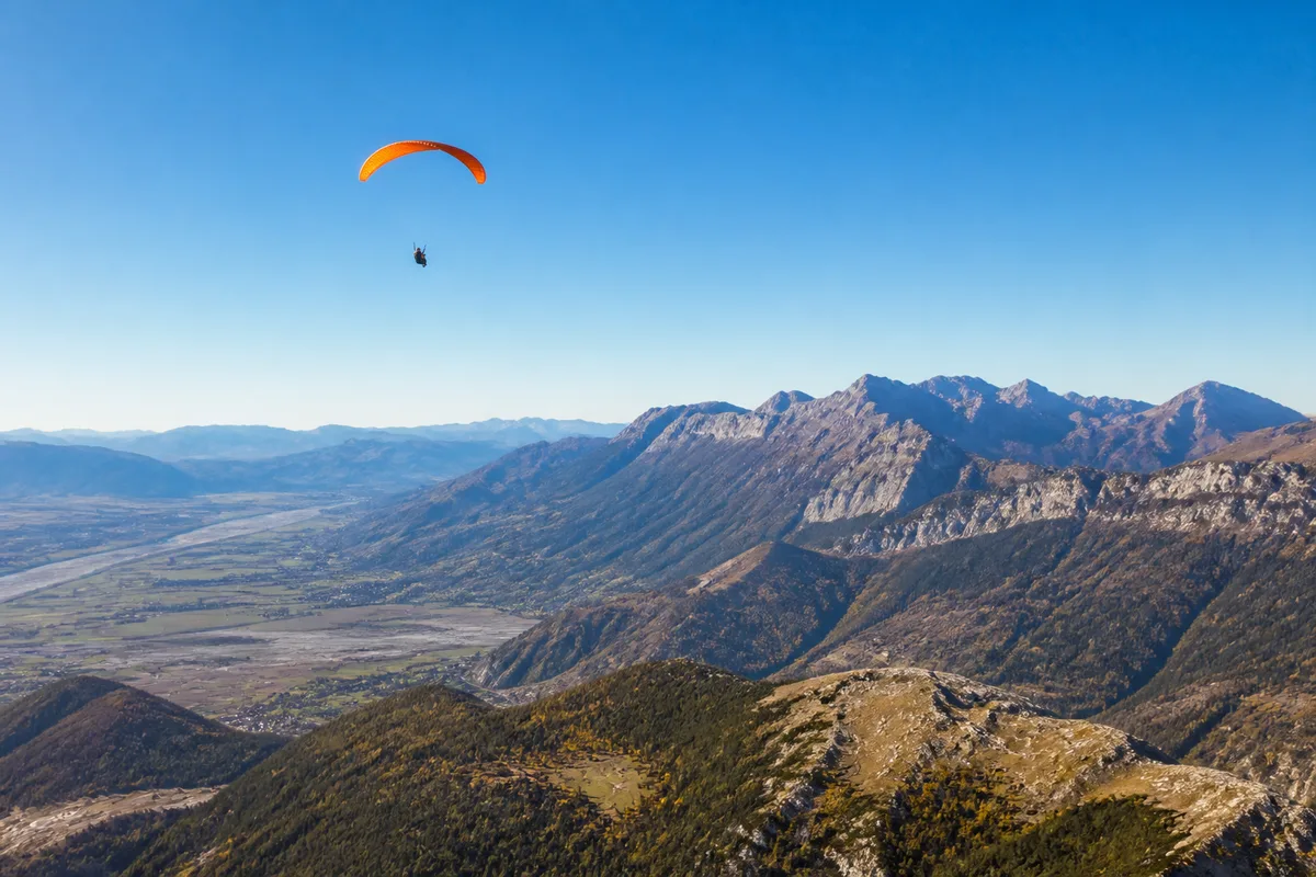 Saut en parachute dans les Hautes-Alpes : centres, saisons et paysages